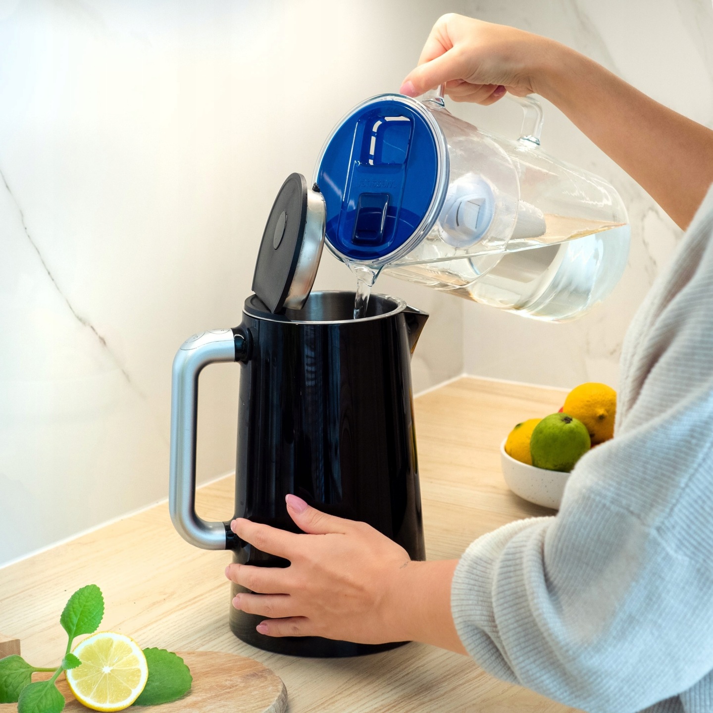 Dzbanek Wessper ze szkła używany do napełniania czajnika przefiltrowaną wodą